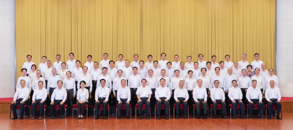 省委員会書記の易錬紅氏、省長の王浩氏は新省諮問委員会の構成員を見舞い、写真を撮った